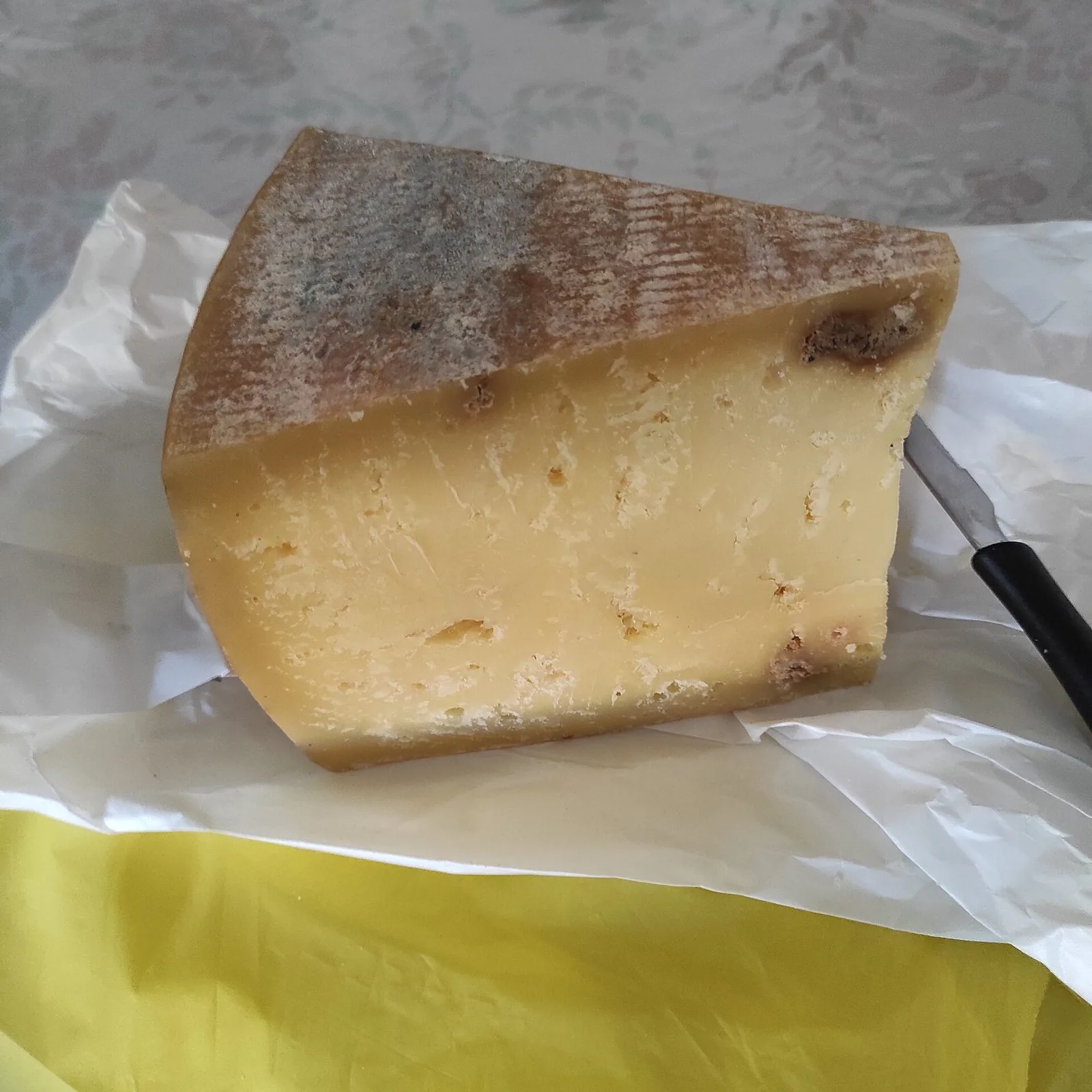 Una porzione di formaggio Silter DOP stagionato su carta da formaggio